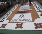Comunidade Mãe Rainha confecciona tapetes em Corpus Christi nas ruas de Cordeiro